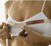 het meten van de borstomvang vóór een borstvergroting
