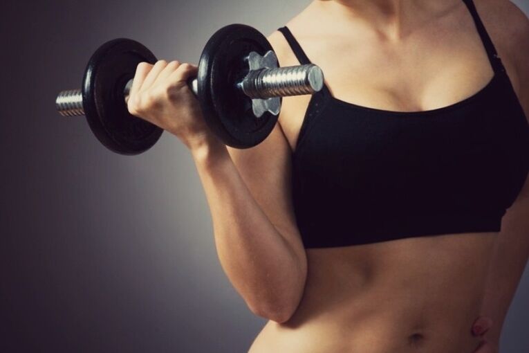 Oefeningen doen met dumbbells om je borsten te vergroten