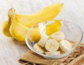 Bananen zijn een nuttig product voor gewelfde vrouwelijke vormen